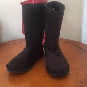 Soft black boots with faux fur lining
